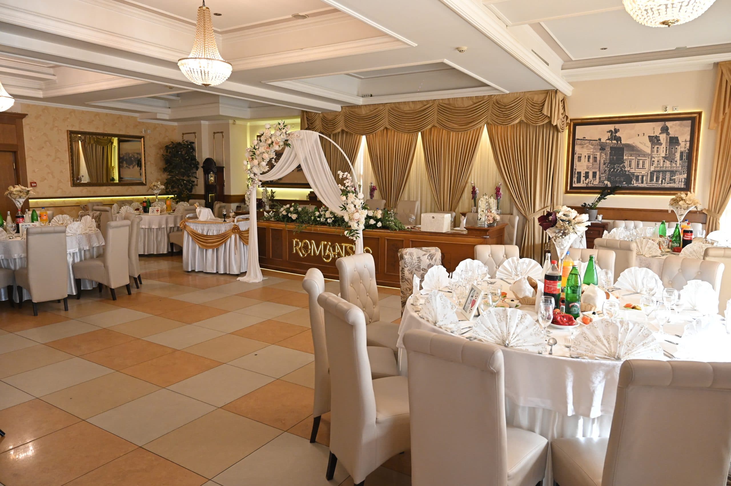 Sala restorana Romansa sa plesnim podijumom i svečanim dekorom